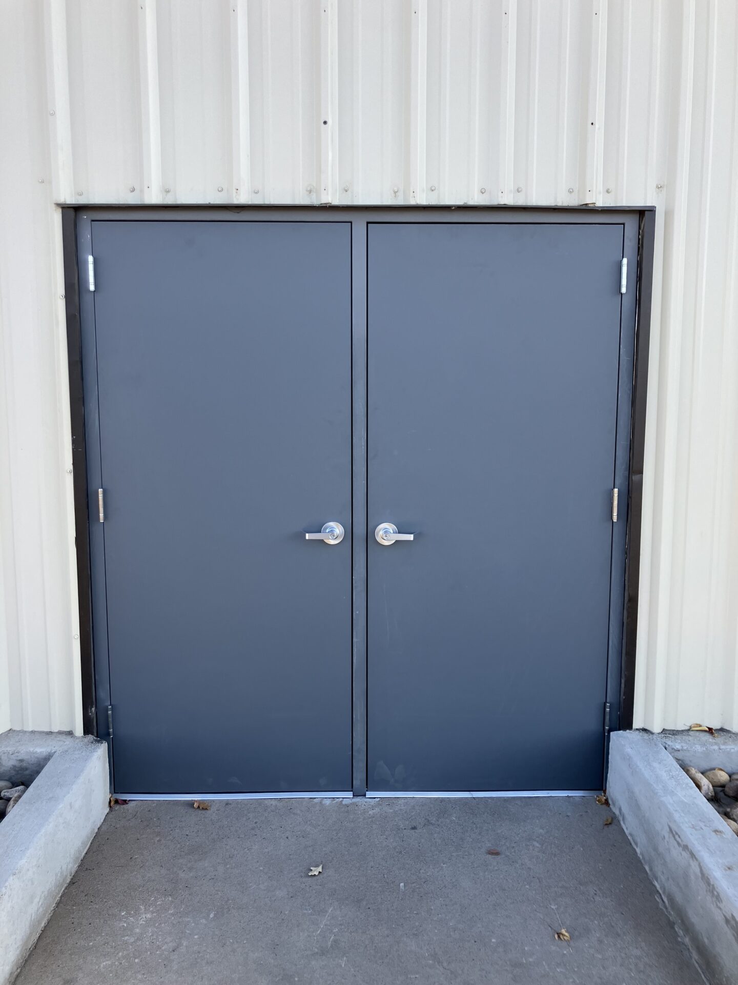 Commercial door with push bar exit device and lever trim